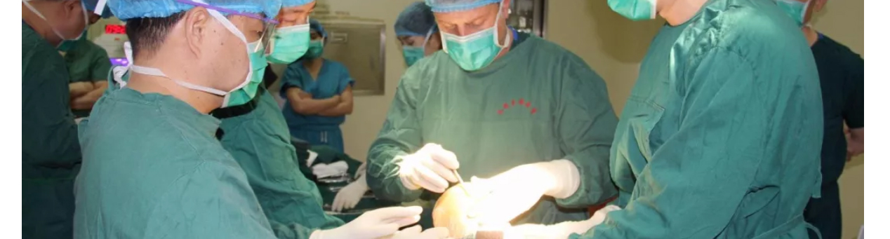 德国著名骨科专家埃里克·如勒教授来永济市人民医院进行手术、学术交流 
